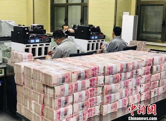銀行的點鈔員在清點人民幣。(資料圖) 艾慶龍 攝
