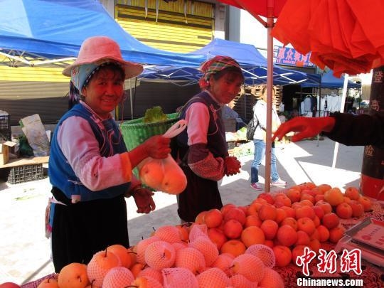 資料圖：村民在鄉街購買水果。　張丹 攝