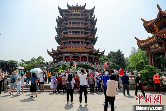 資料圖： 圖為武漢黃鶴樓景區迎來眾多游客 張暢 攝
