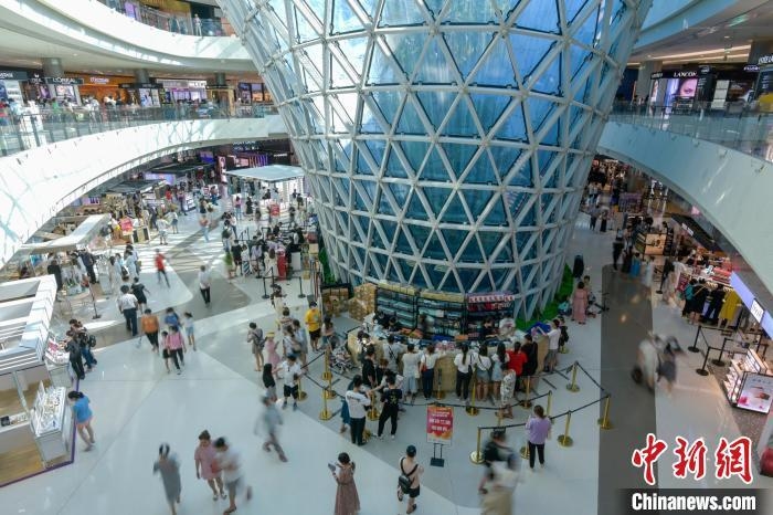  圖為三亞國際免稅城內(nèi)游客眾多。　駱云飛　攝
