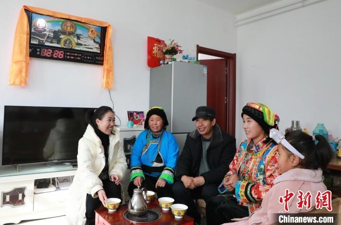 新家是兩層小樓房，一樓布置得充滿現(xiàn)代感，喝著藏式奶茶，一家人聊著今年春節(jié)怎么過?！《∷?攝