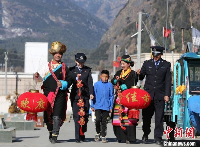 西藏移民管理警察的“別樣新春”綻放民族團結之花