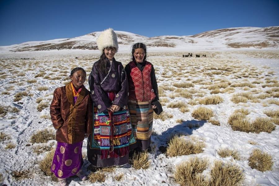 Tibetan girl back home for winter vacation