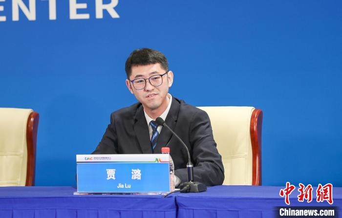 2月6日，北京、張家口軌道交通服務保障專場新聞發布會在2022北京新聞中心舉行。圖為發言人賈潞?！≠Z天勇 攝