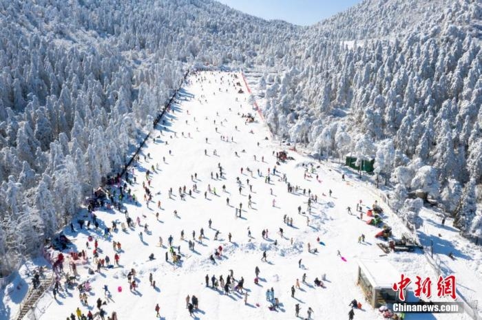 圖為無人機航拍眾多游客在滑雪。 祝興勇 攝
