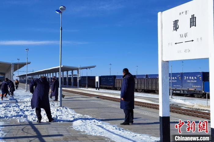 西藏那曲火車站工作人員清掃積雪。　拉薩車務段 供圖