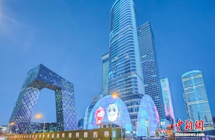 2月3日晚，北京市朝陽區CBD的多棟建筑點亮外墻燈光，迎接北京冬奧會的到來。 <a target='_blank' href='/'>中新社</a>記者 賈天勇 攝