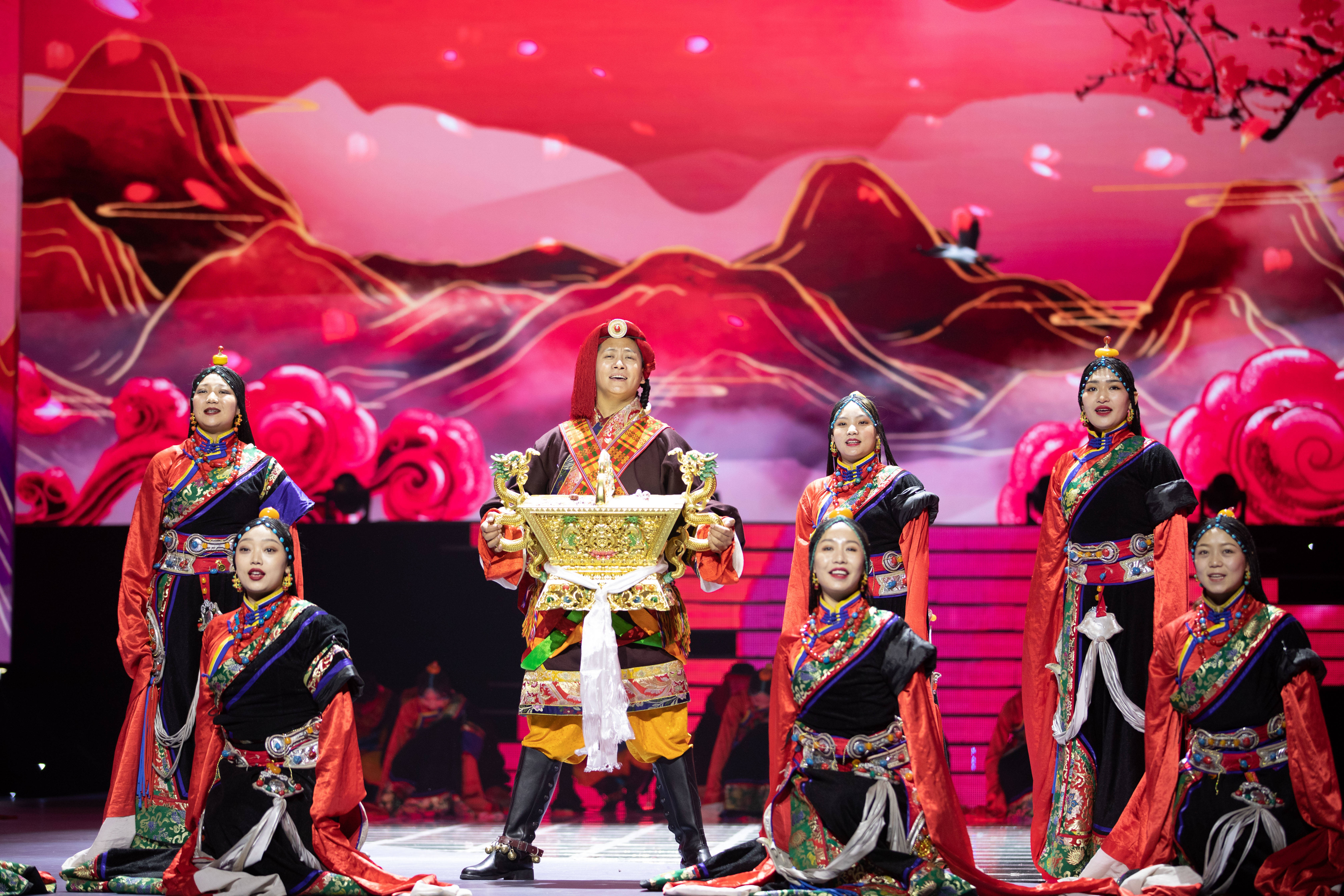 圖片17.男女群舞《紅袖撒高原》