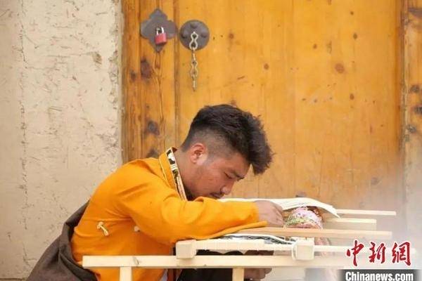 Sichuan family celebrates prosperity on Tibetan New Year's Eve