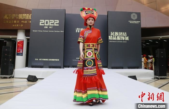 圖為模特展示土族服飾。　馬銘言 攝