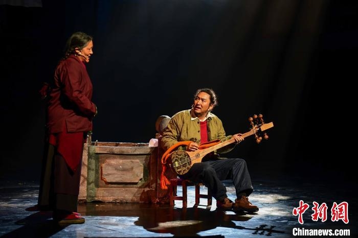 图为西藏本土话剧《八廓街北院》演出现场。 贡嘎来松 摄