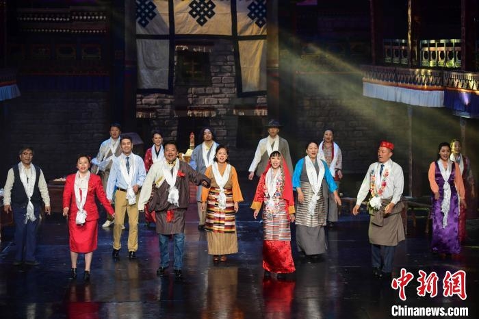 图为西藏本土话剧《八廓街北院》演出现场。 贡嘎来松 摄