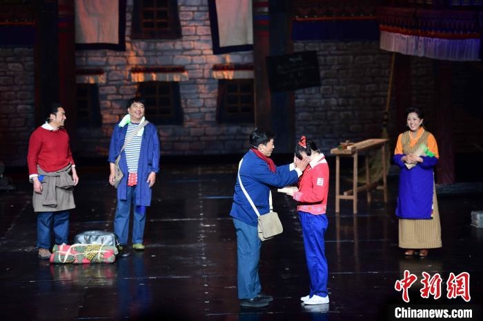 图为西藏本土话剧《八廓街北院》演出现场。 贡嘎来松 摄