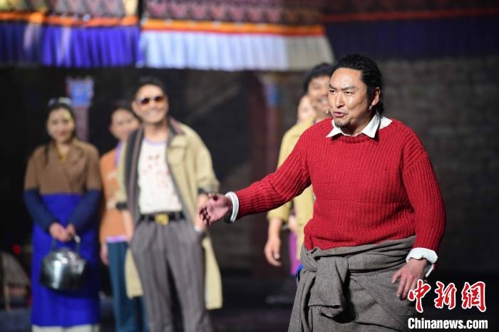 图为西藏本土话剧《八廓街北院》演出现场。 贡嘎来松 摄