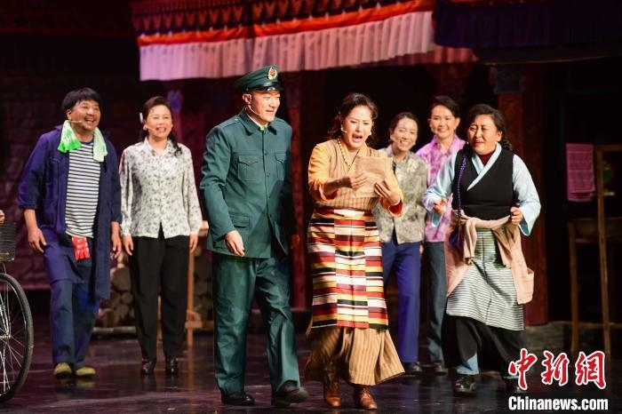 图为西藏本土话剧《八廓街北院》演出现场。 贡嘎来松 摄