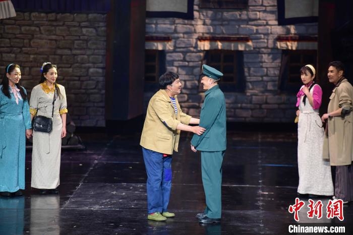 图为西藏本土话剧《八廓街北院》演出现场。 刘瑶 摄