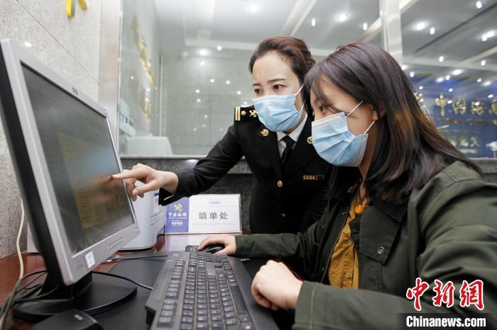 圖為拉薩海關工作人員現場指導企業辦理RCEP原產地證明書。　拉薩海關供圖