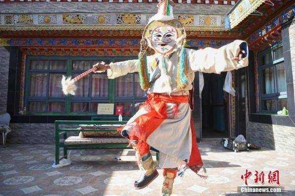 63-year-old Tibetan dancer energizes cultural heritage
