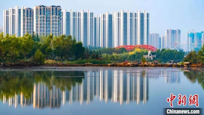 資料圖：蘭州新區的“湖景房”。 丁凱 攝