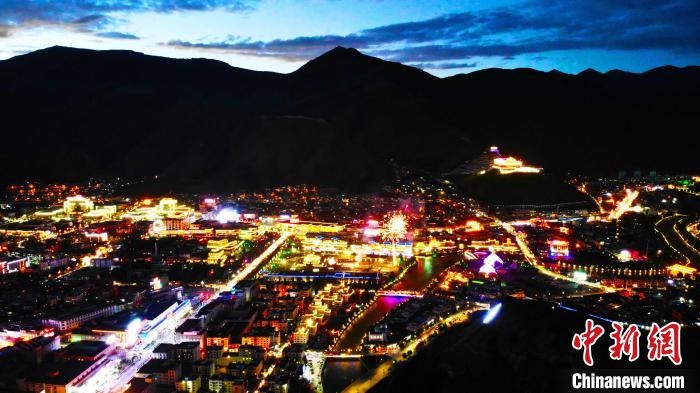 圖為玉樹市夜景。　趙凜松 攝