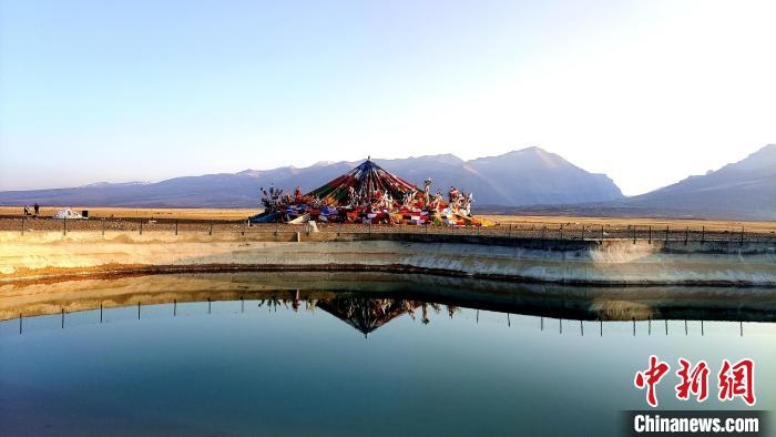 圖為岡仁波齊腳下的經幡群。　貢桑拉姆 攝