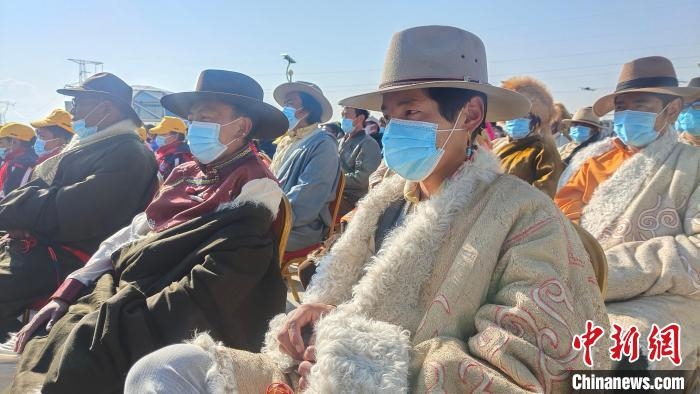 圖為當地民眾參加啟動儀式。　貢桑拉姆 攝