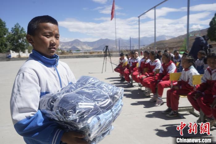图为公益助学活动现场。　贡嘎来松 摄