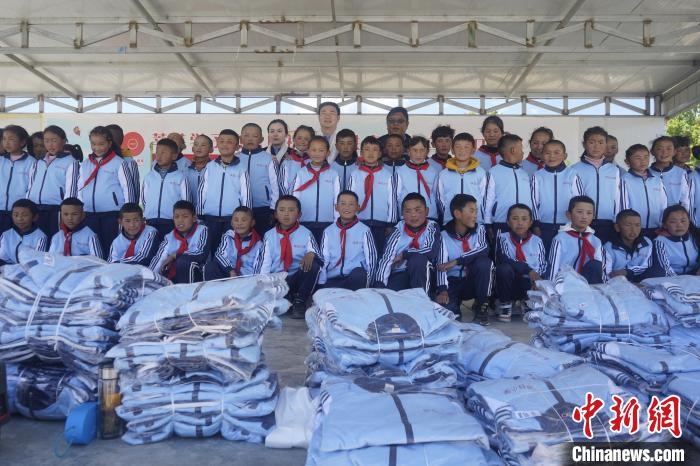 图为拉萨市空港新区甲日小学学生们拿到新校服合影。　贡嘎来松 摄