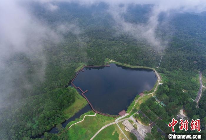 圖為2021年9月29日，航拍海南熱帶雨林國家公園吊羅山片區(qū)海拔900米的“天湖”?！●樤骑w 攝