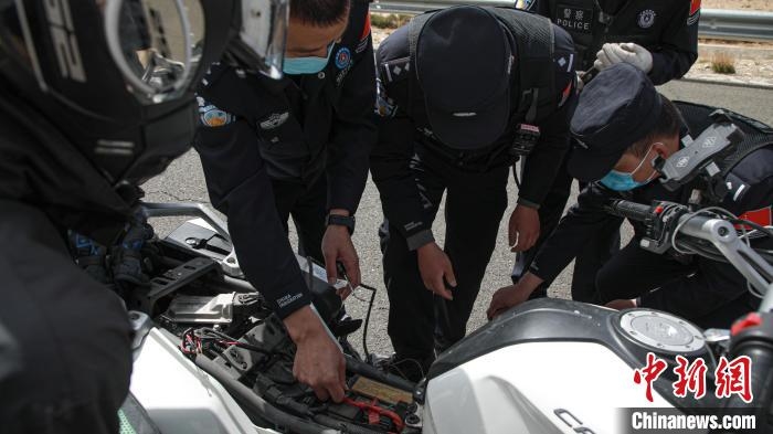 圖為馬攸橋邊境檢查站民警救援故障摩托車。　馬攸橋邊境檢查站 攝