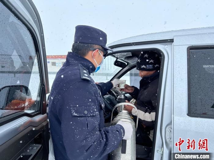 圖為馬攸橋邊境檢查站民警為滯留旅客提供開水。　馬攸橋邊境檢查站 攝