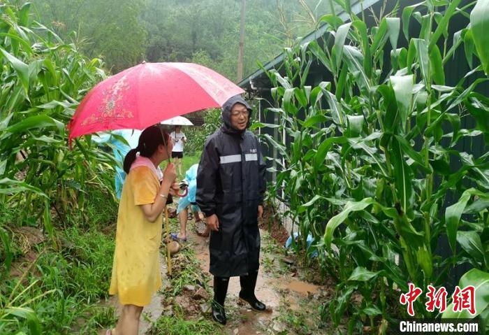 應急工作人員正在一線了解情況。　四川應急供圖