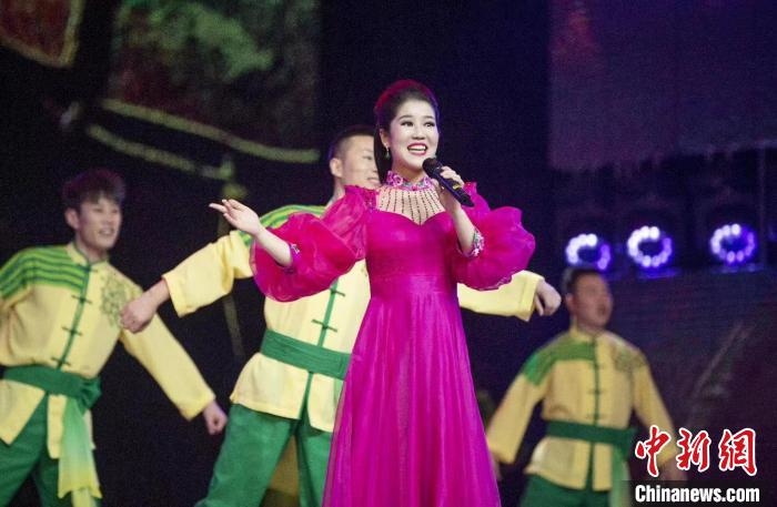 陕南民歌传承人彭光琴演唱民歌。　彭光琴提供