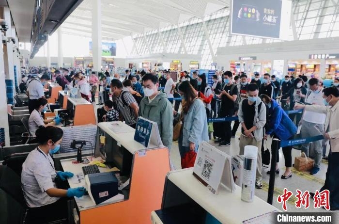 圖為近期西寧機場旅客量猛增，乘客正在辦理手續?！∏嗪C場有限公司 供圖