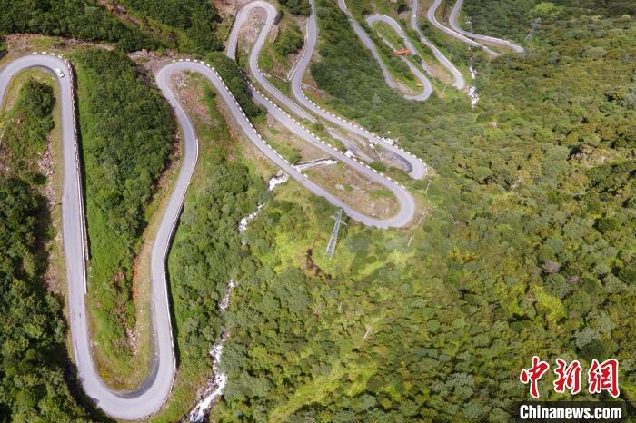 圖為西藏錯那縣勒布溝盤山公路與電力設施。　江飛波 攝