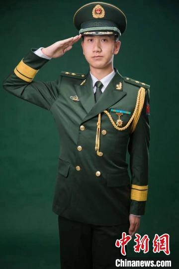 西藏邊檢民警致敬“八一”：從軍入警無悔忠誠(chéng)