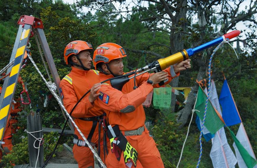 發射拋投器 。西繞拉翁攝