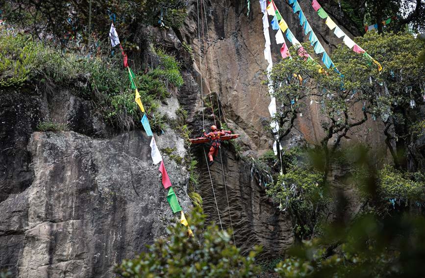 被困人員垂直提拉至安全位置。西繞拉翁攝