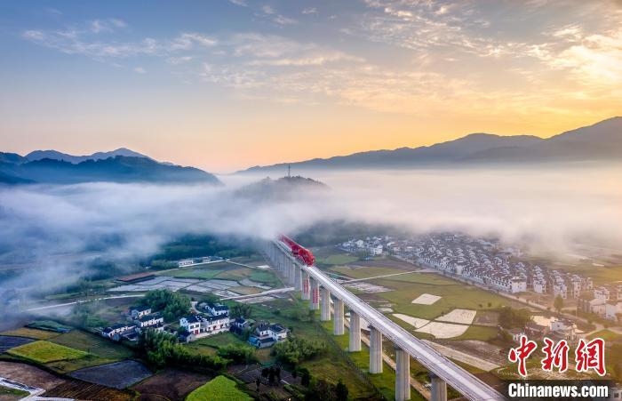 资料图:安徽高铁黄金旅游线路——池黄高铁穿云破雾风景如画。 李和平 摄
资料图:安徽高铁黄金旅游线路——池黄高铁穿云破雾风景如画。 李和平 摄