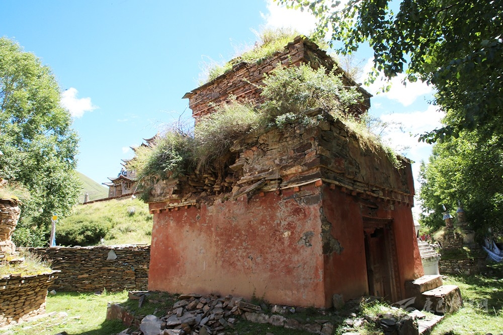 གླིང་གི་རྗེས་ཤུལ་བཙལ་བ་ལས། ༡ འོམ་བུ་ཨ་ནུ་དཔའ་སེང་གི་སྐུ་མཁར།