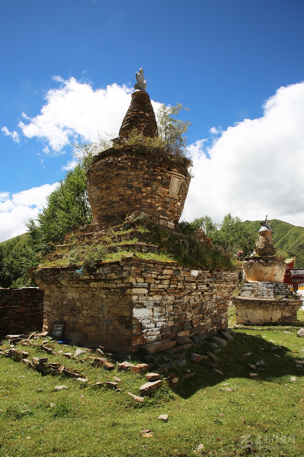 གླིང་གི་རྗེས་ཤུལ་བཙལ་བ་ལས། ༡ འོམ་བུ་ཨ་ནུ་དཔའ་སེང་གི་སྐུ་མཁར།
