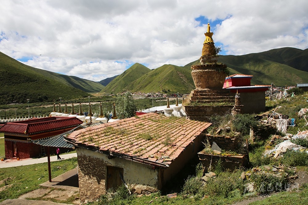 གླིང་གི་རྗེས་ཤུལ་བཙལ་བ་ལས། ༡ འོམ་བུ་ཨ་ནུ་དཔའ་སེང་གི་སྐུ་མཁར།