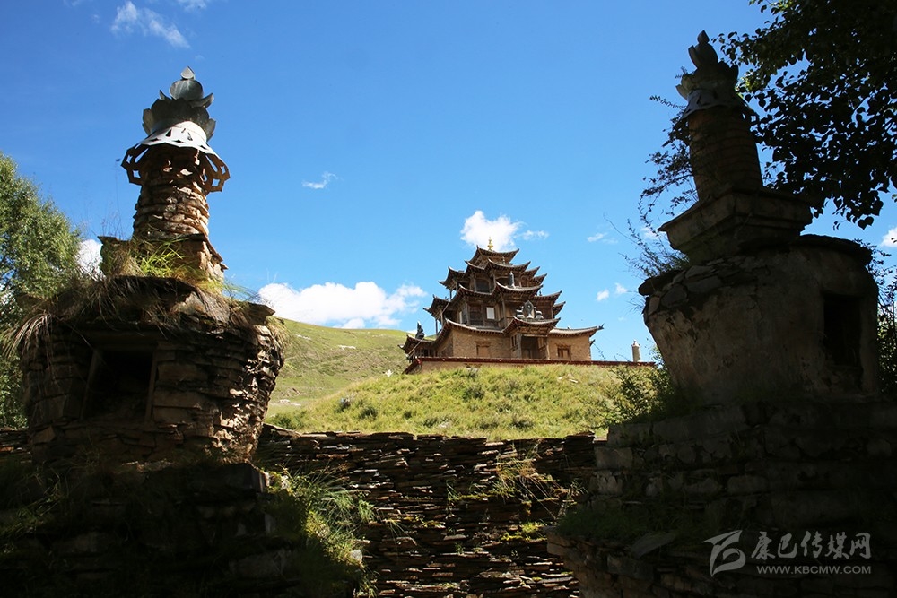 གླིང་གི་རྗེས་ཤུལ་བཙལ་བ་ལས། ༡ འོམ་བུ་ཨ་ནུ་དཔའ་སེང་གི་སྐུ་མཁར།