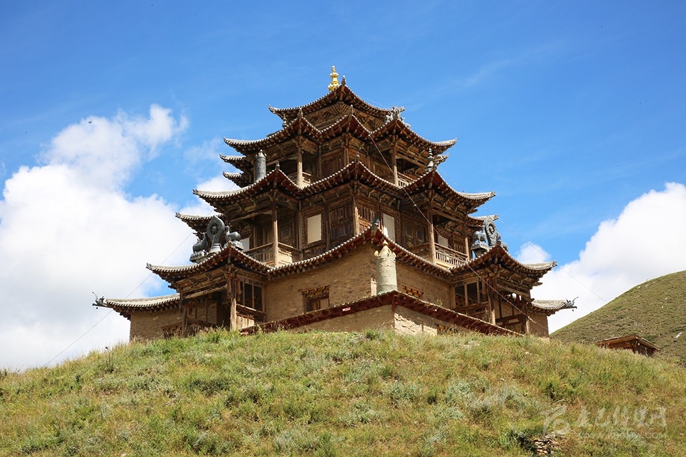 གླིང་གི་རྗེས་ཤུལ་བཙལ་བ་ལས། ༡ འོམ་བུ་ཨ་ནུ་དཔའ་སེང་གི་སྐུ་མཁར།