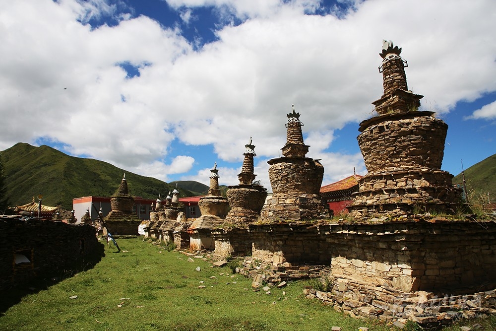 གླིང་གི་རྗེས་ཤུལ་བཙལ་བ་ལས། ༡ འོམ་བུ་ཨ་ནུ་དཔའ་སེང་གི་སྐུ་མཁར།