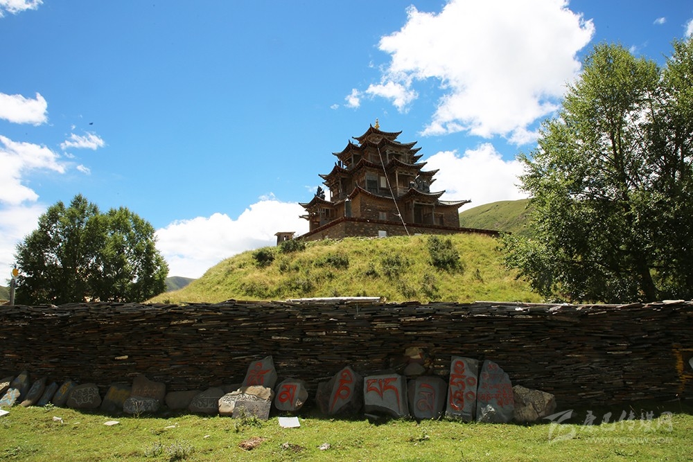 གླིང་གི་རྗེས་ཤུལ་བཙལ་བ་ལས། ༡ འོམ་བུ་ཨ་ནུ་དཔའ་སེང་གི་སྐུ་མཁར།