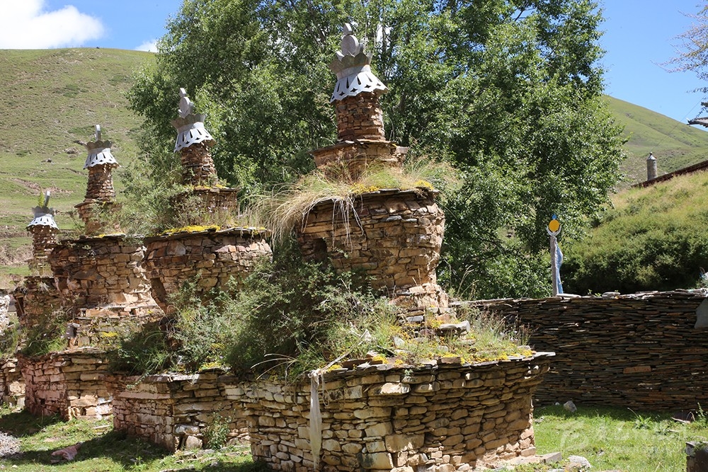 གླིང་གི་རྗེས་ཤུལ་བཙལ་བ་ལས། ༡ འོམ་བུ་ཨ་ནུ་དཔའ་སེང་གི་སྐུ་མཁར།