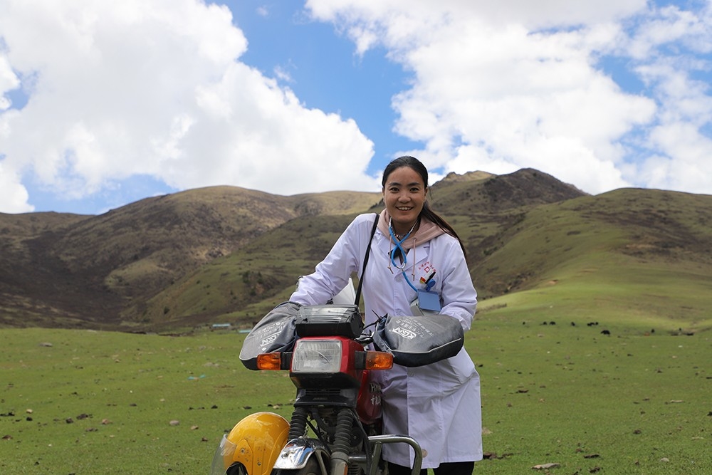 ཡུལ་སྡེ་སྨན་པ་ཧྲེན་ཧྥུ་ཆུང་གི་སེམས་སུ་མང་ཚོགས་ཀྱི་བདེ་ཐང་ནམ་ཡང་ངེས་བཟུང་བྱས་ནས་ཡོད།