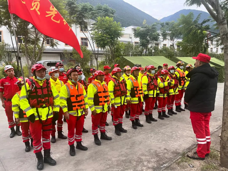 你們，是溫暖人間的最美風(fēng)景！798支隊(duì)伍8733名志愿者奮戰(zhàn)“9.5”瀘定地震抗震救災(zāi)一線