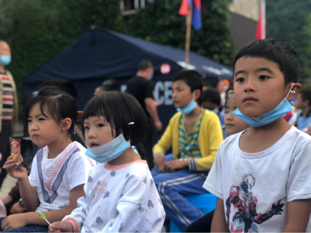 安置點(diǎn)里中秋夜 壩壩電影放起來